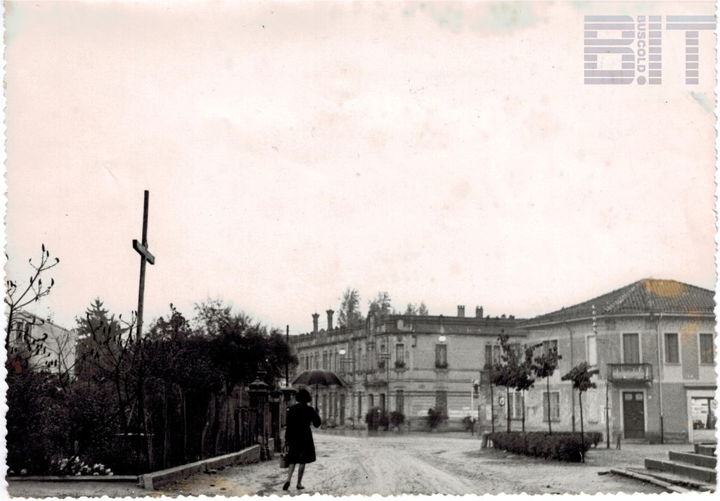 La piazza del paese in un giorno di pioggia