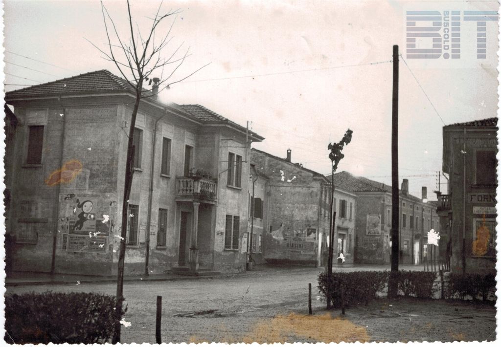 La piazza del paese in un giorno di pioggia