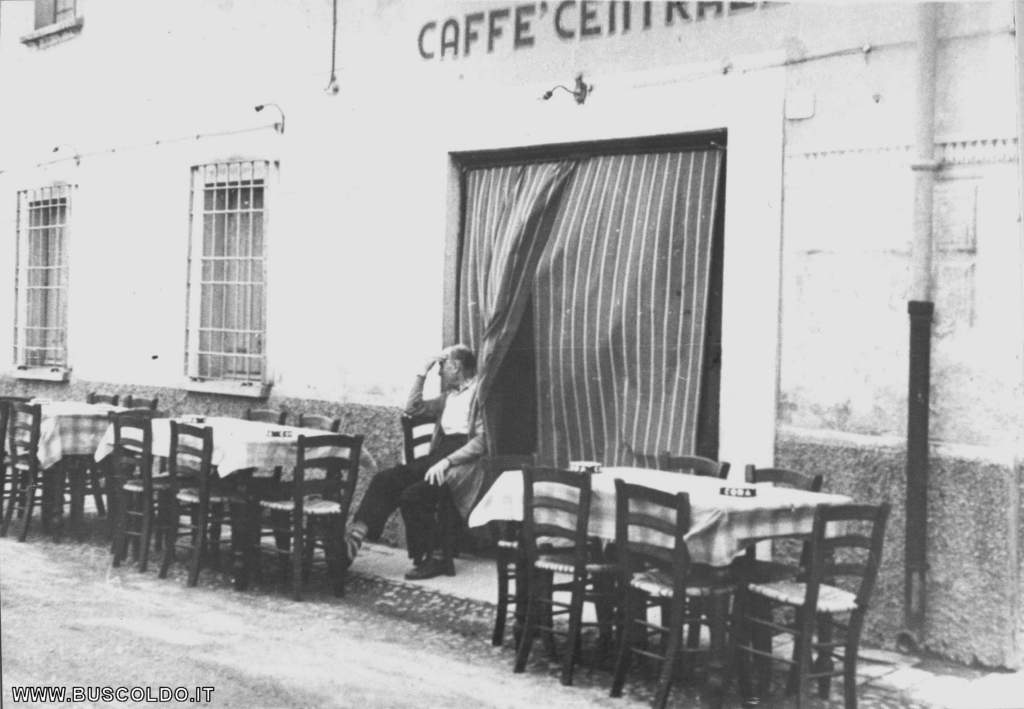 aspettando gli avventori del Caffe Centrale