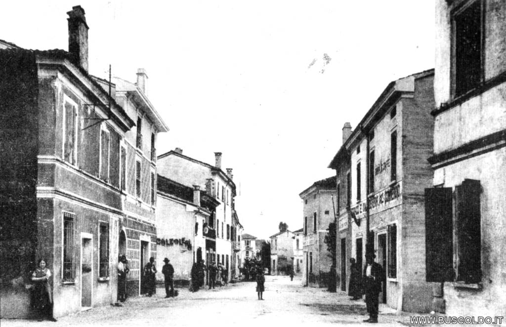 via Marconi a metà paese