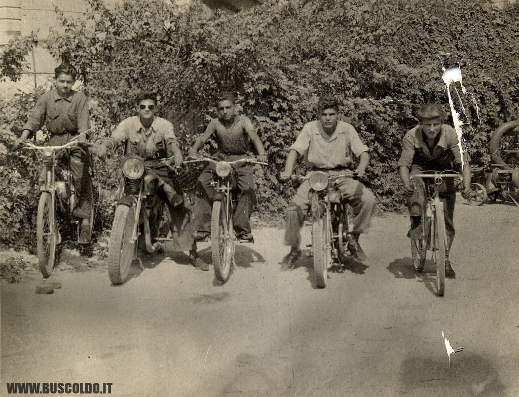 ragazzi in moto