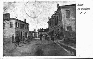 la via principale del paese in una cartolina del 1914
