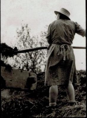 donna con forcone