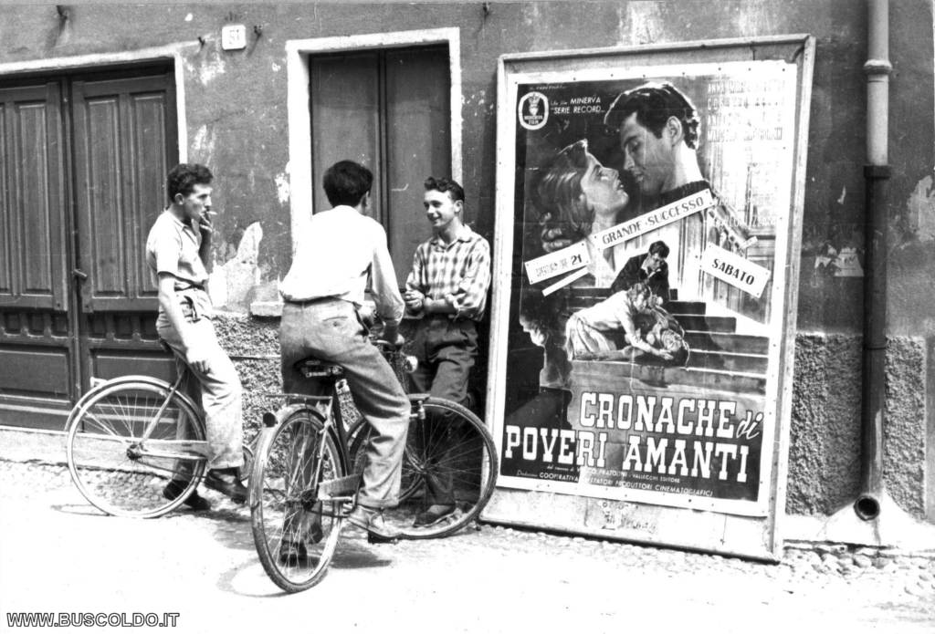 ragazzi davanti al cinema