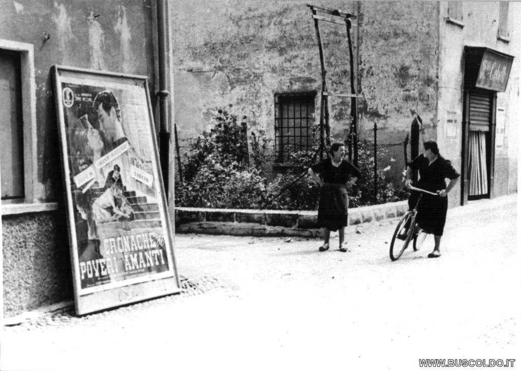 le nonne davanti al cinema