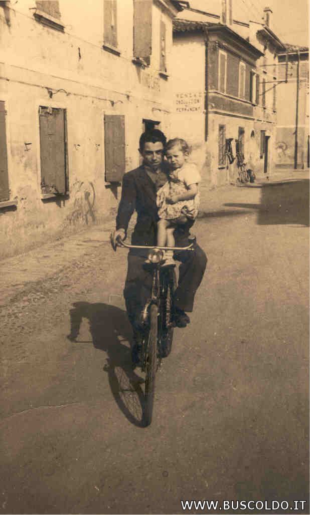 la via principale a metà del paese